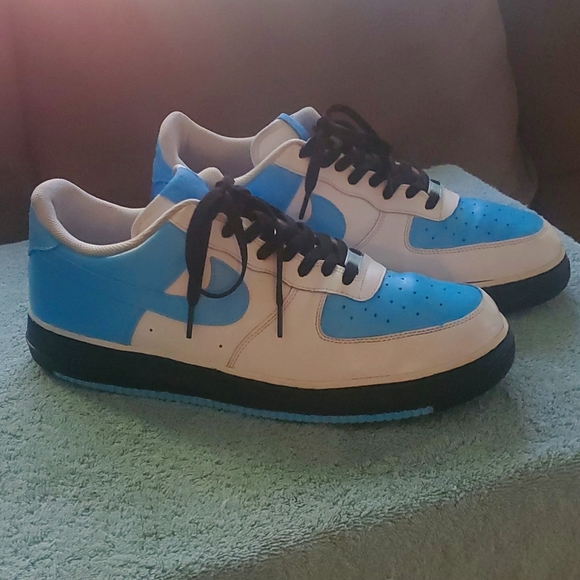 Custom painted Air Force 1's - Picture 1 of 8